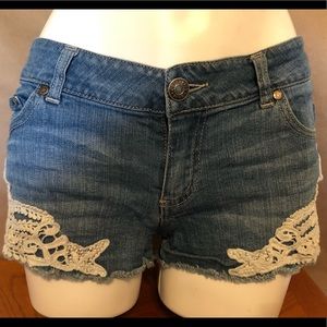 ✌️✌️Jean Short-Shorts with Lace Accents